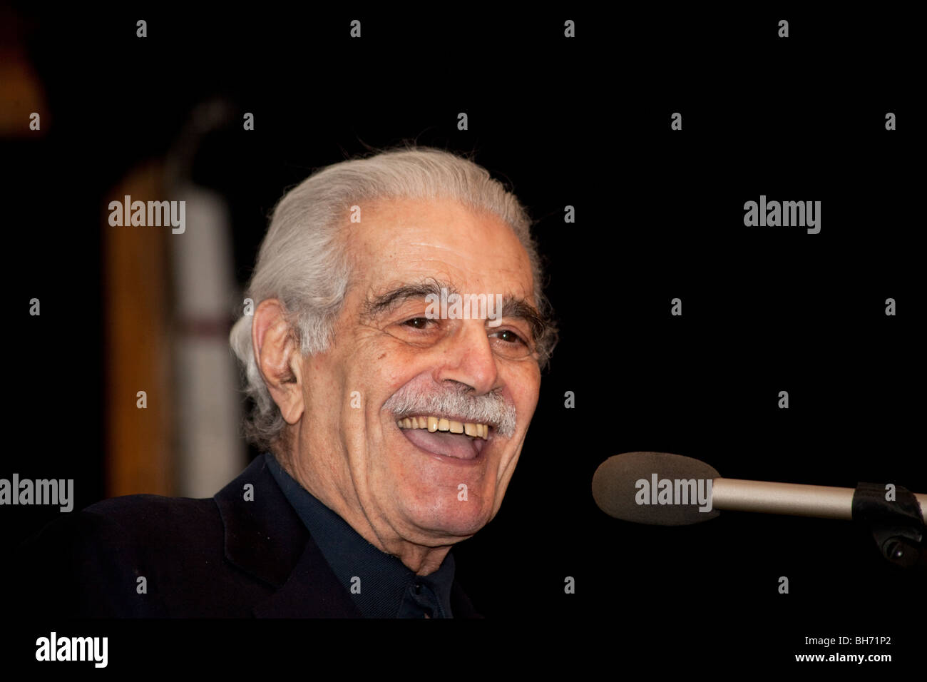 Omar Sharif talking at St John's Church, Cairo, February 2010, on tolerance at a showing of his film Hassan and Morqos. Stock Photo