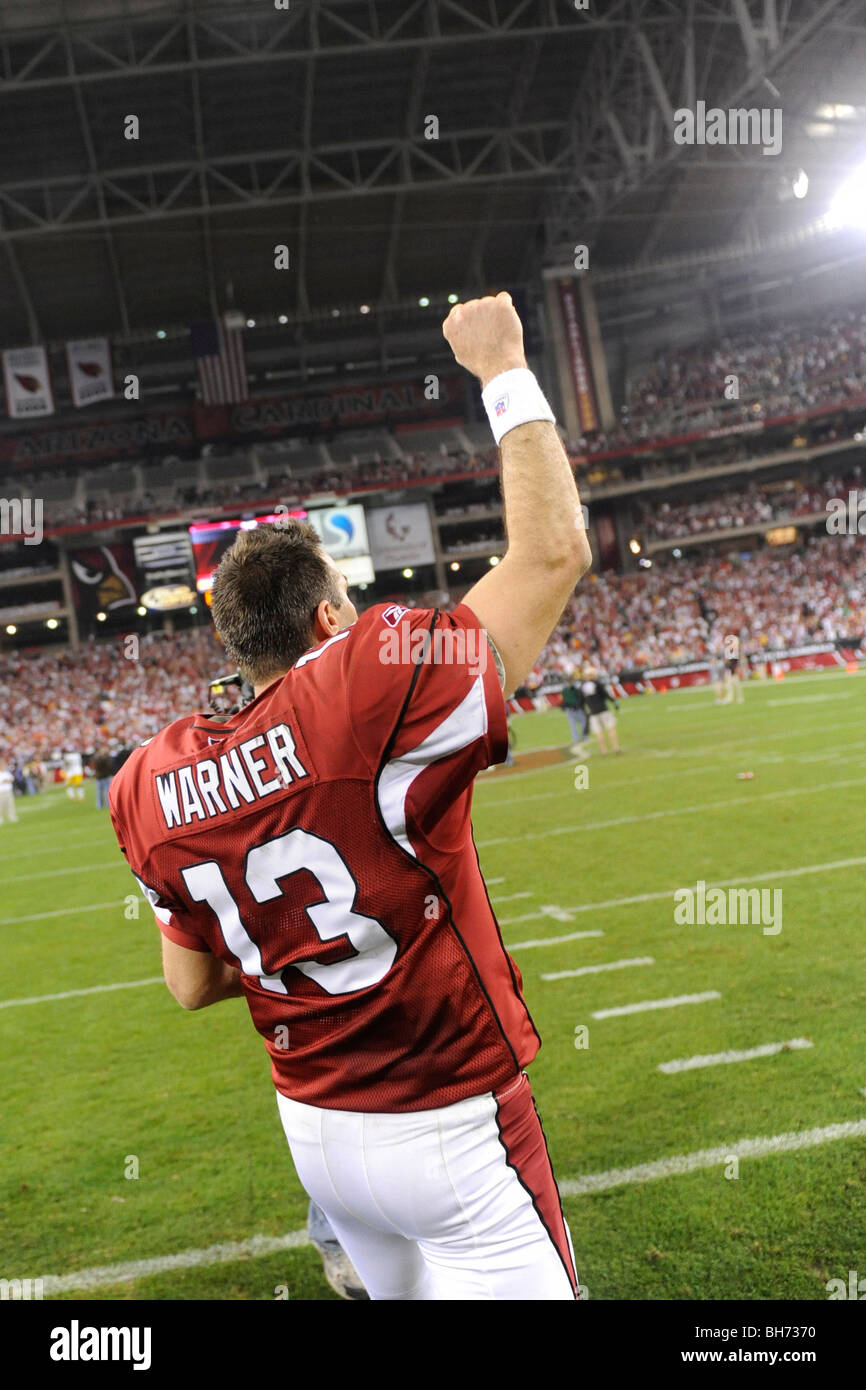 Kurt Warner #13 of the Arizona Cardinals reacts to the crowd after defeating the Green Bay Packers in the NFC wild-card playoff Stock Photo