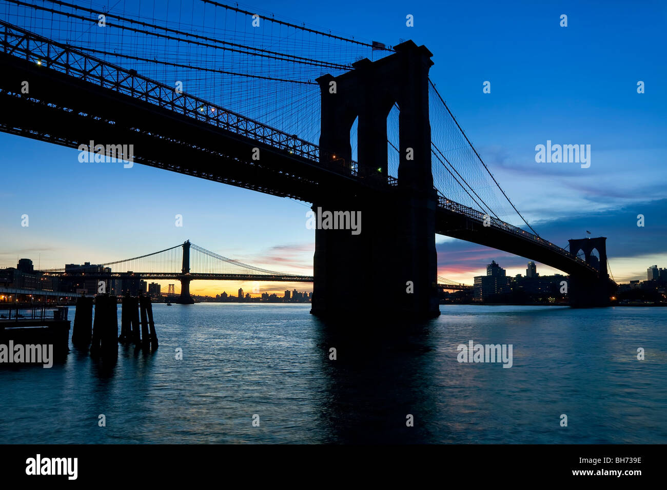 USA, New York City, Manhattan, The Brooklyn and Manhattan Bridges spanning the East River between Brooklyn and Manhanttan Stock Photo