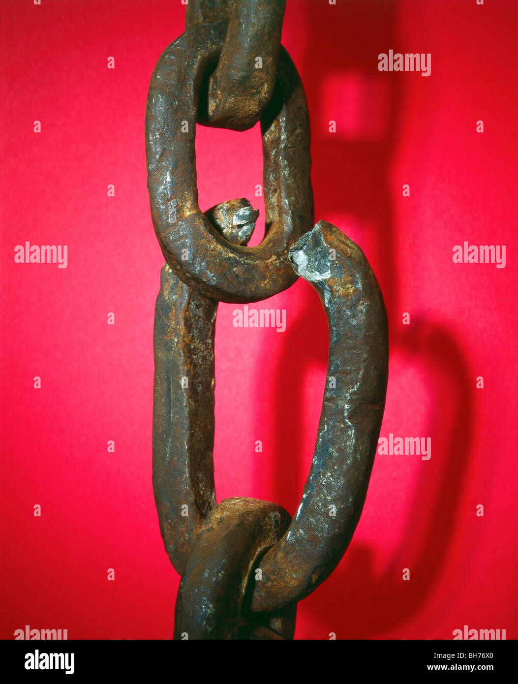 Broken chain link - an old damaged chain. Eine alte gebrochene Kette Stock Photo