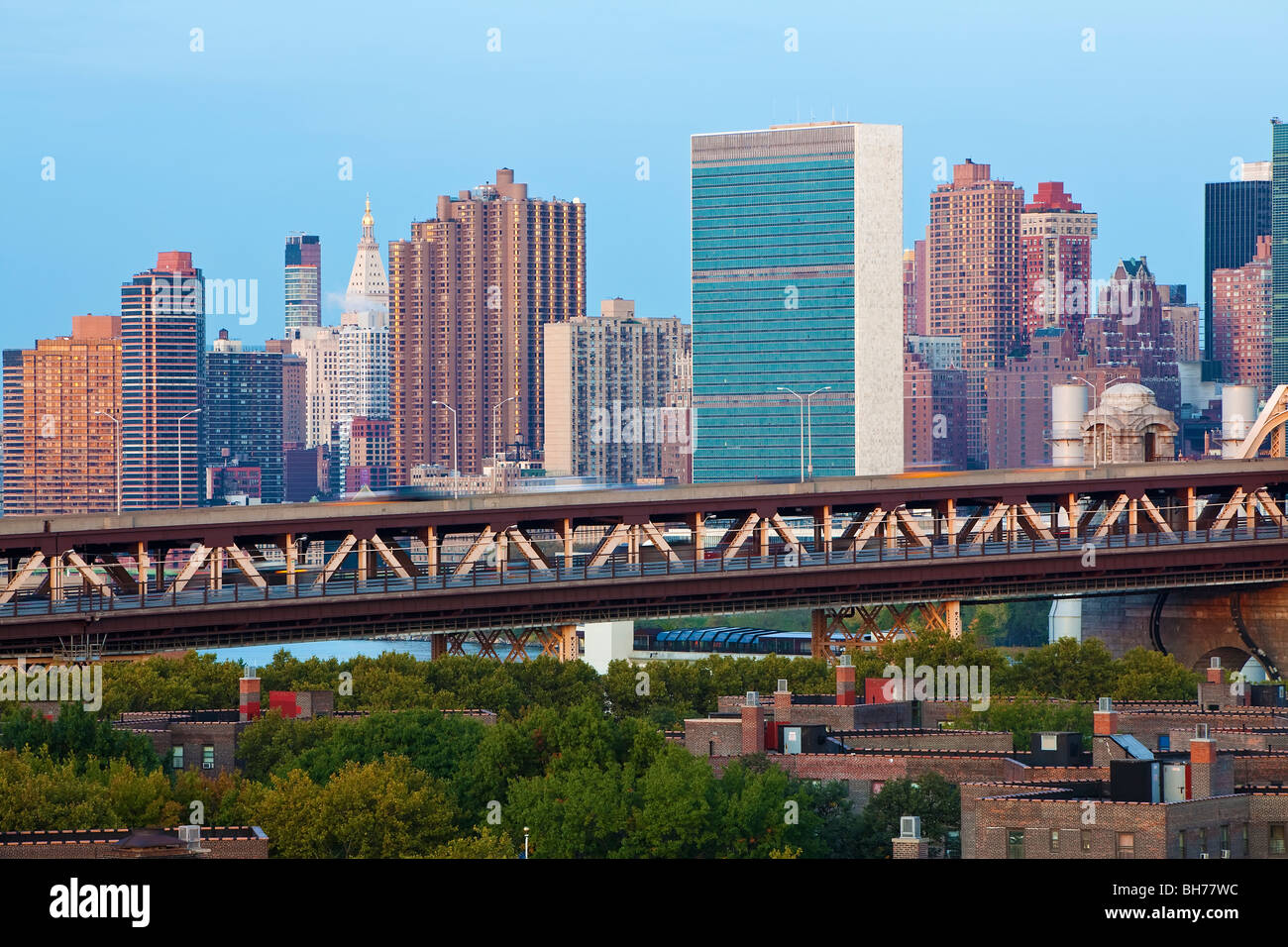USA, New York, Queensboro Bridge, Manhattan skyline and United Nations Headquarters viewed from Queens Stock Photo