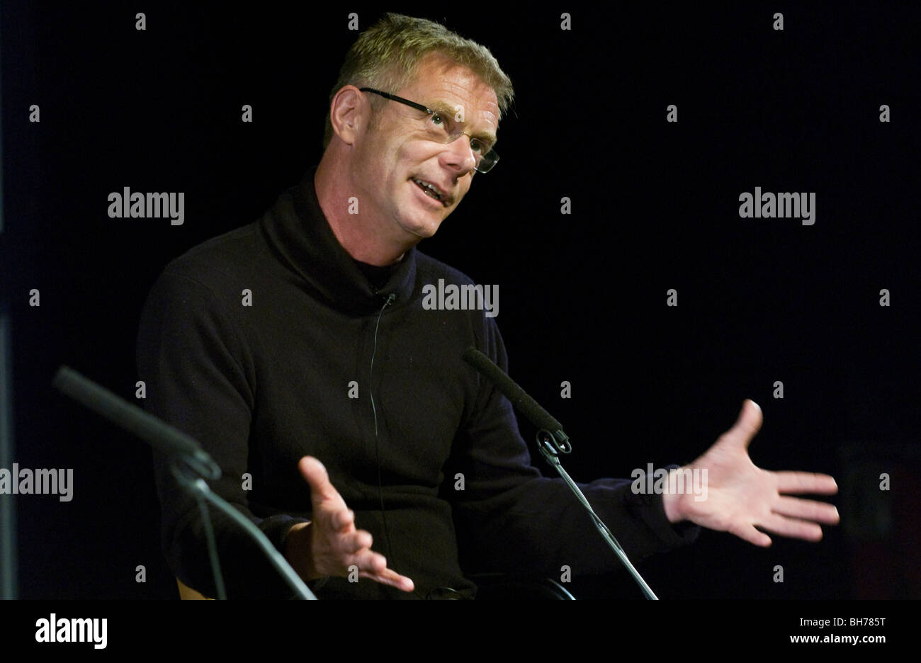 Film and theatre director Stephen Daldry pictured discussing his work at Hay Festival 2009. Stock Photo