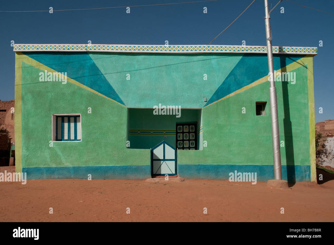 A colourful concrete Egyptian house in the Saharan village of Balat, in Dakhla Oasis, in the Western Desert of the Sahara, Egypt. Stock Photo