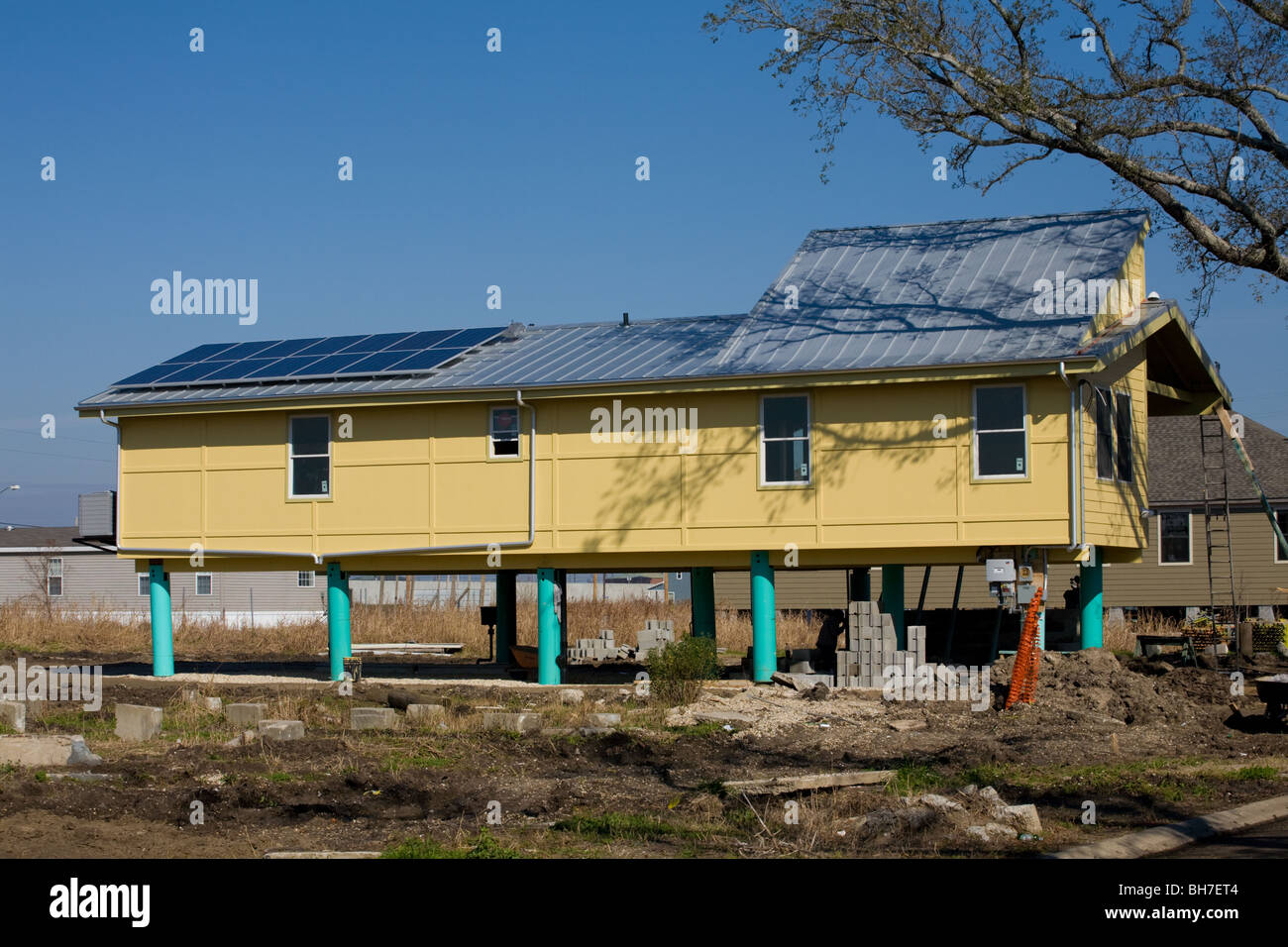 Solar homes on stilts being built by Brad Pitt Make It Right Foundation lower ninth Ward New Orleans, Louisiana Stock Photo