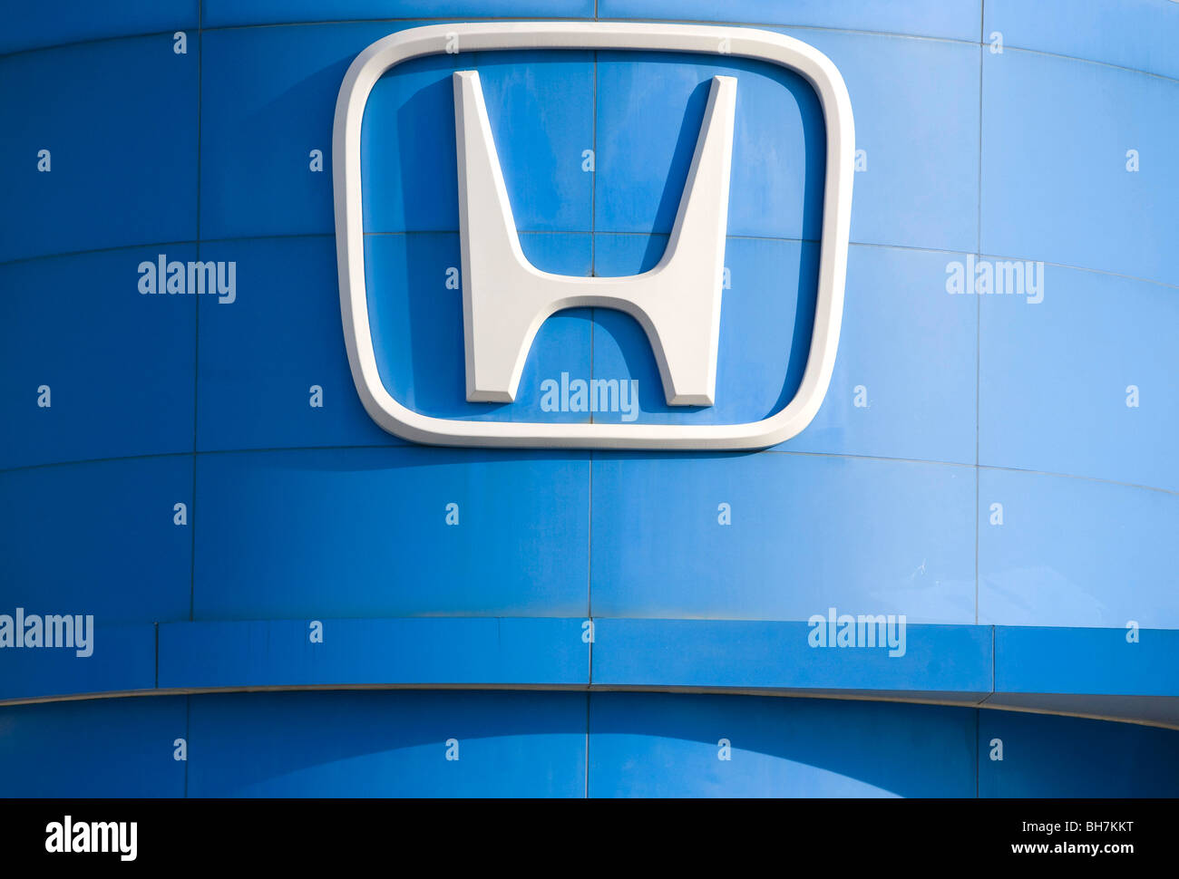 A Honda car dealership Stock Photo Alamy