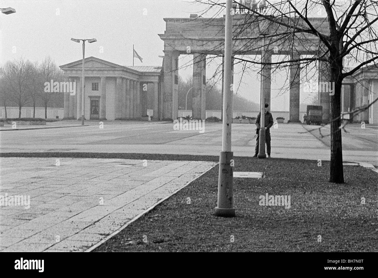 Border guard in front of the Brandenburg Gate, DDR 1988, Berlin, Germany, Europe Stock Photo