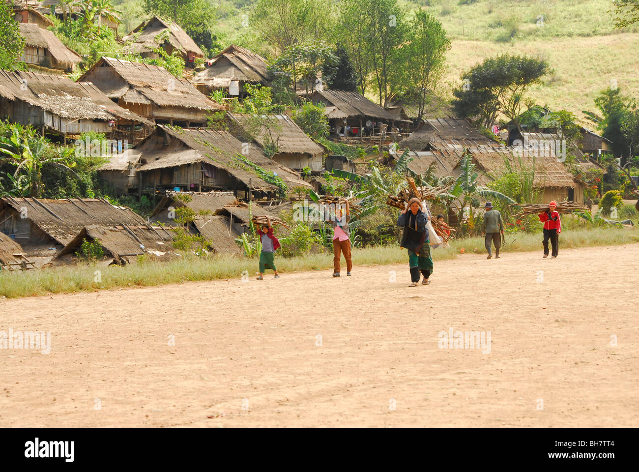 karen family collecting wood , umpium