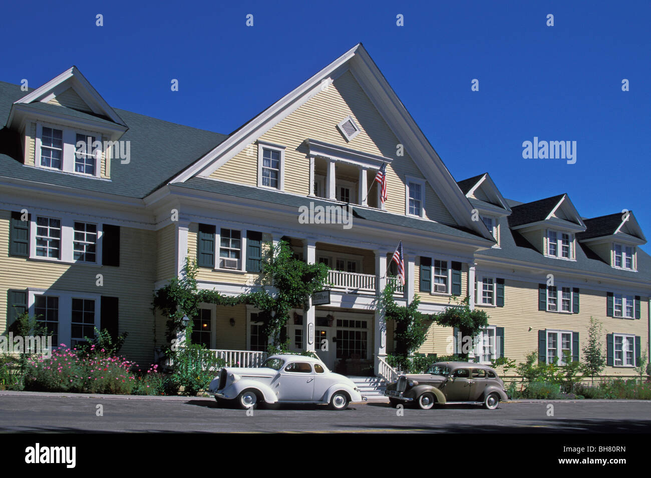 McCloud Hotel with vintage cars in front. McCloud California Stock Photo Alamy