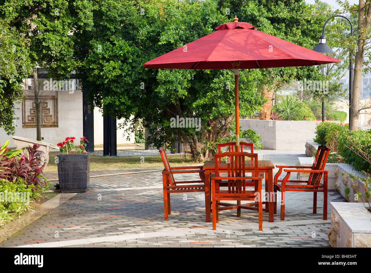 Garden table chairs parasol hires stock photography and images Alamy
