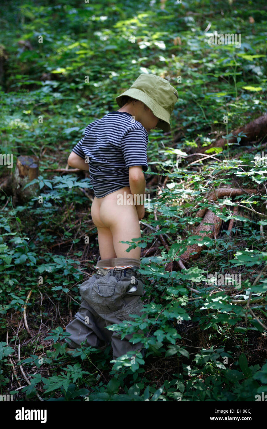  young pissing 363点のYoung Peeのストックフォト - Getty Images