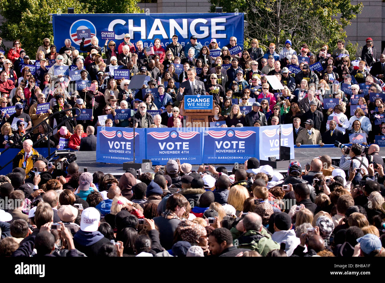 Obama 2008. Sign Presidential Candidate Barack Obama appearing at early vote for change ...