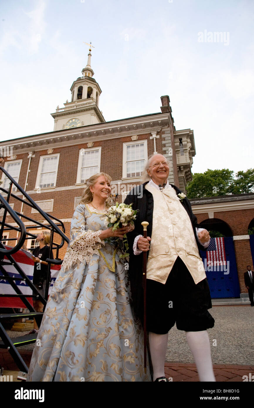 Ben Franklin and Betsy Ross actors married in real life on July 3, 2008 in front of Independence Hall, Philadelphia, PA Stock Photo