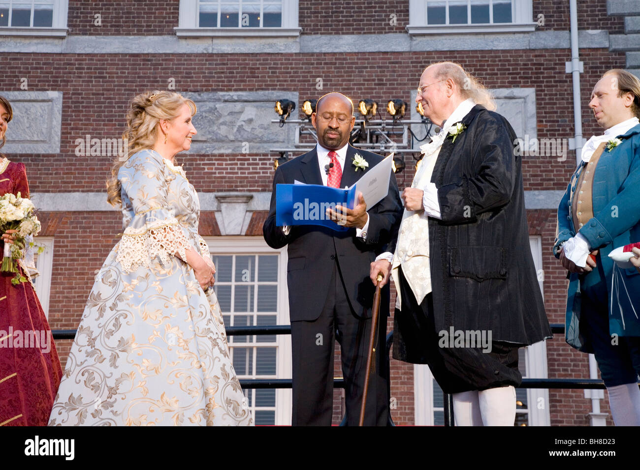 Ben Franklin and Betsy Ross actors married in real life on July 3, 2008 in front of Independence Hall, Philadelphia, PA Stock Photo