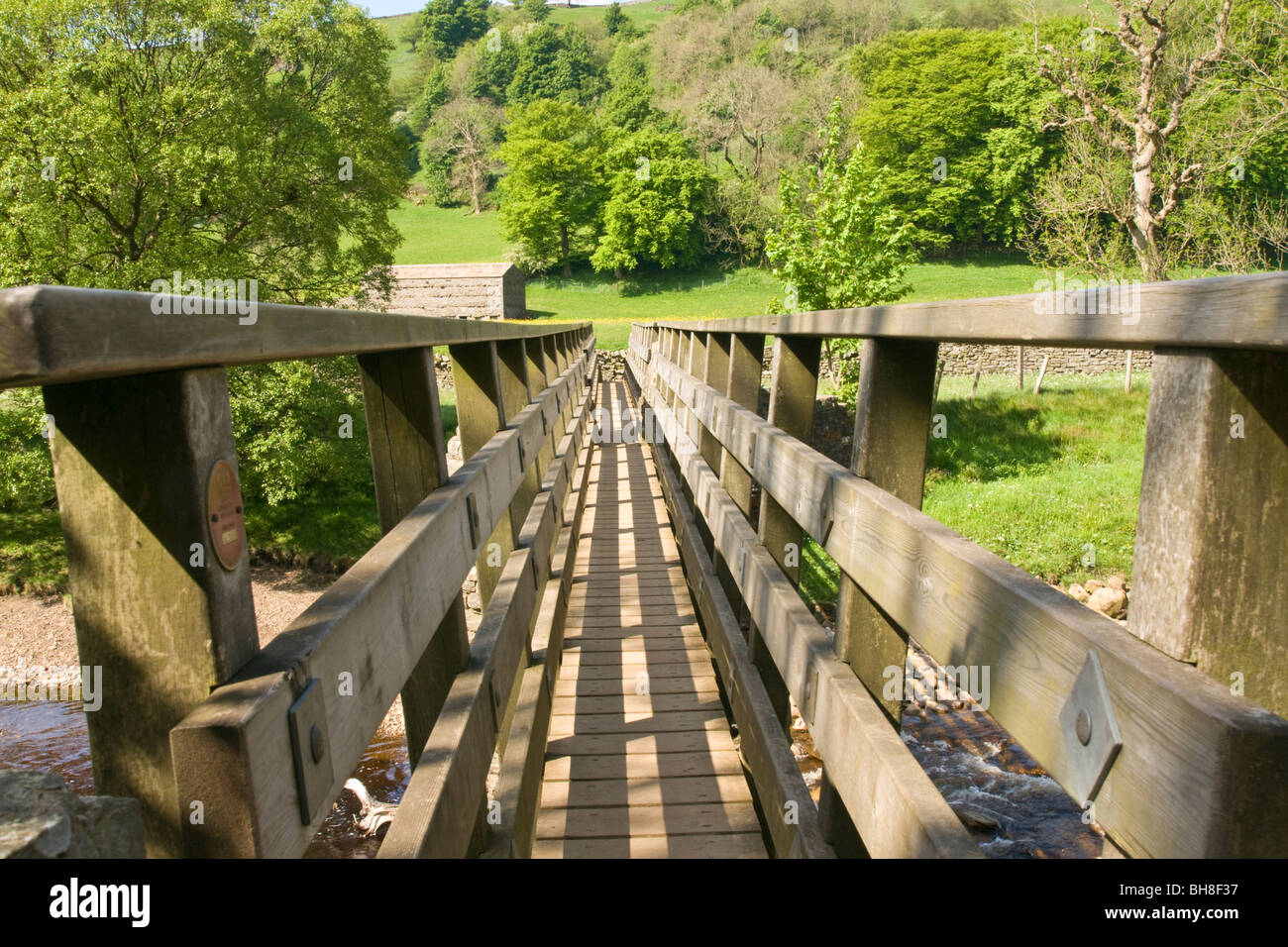 Footbridge on the footpath from Muker to Keld in Swaledale Stock Photo