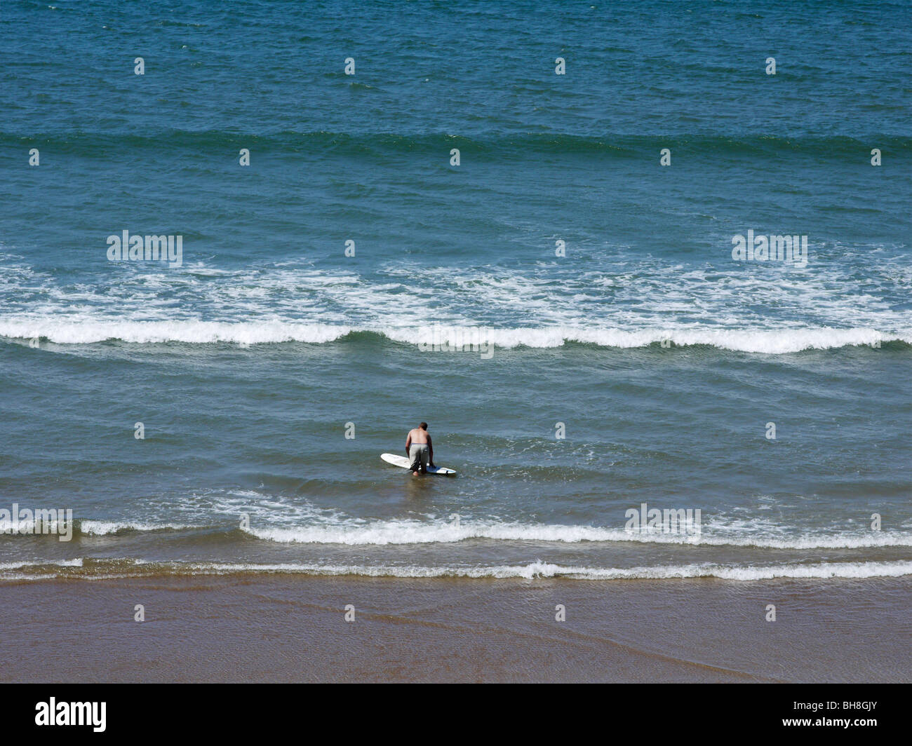 beginner surfer at woolacombe beach devon Stock Photo
