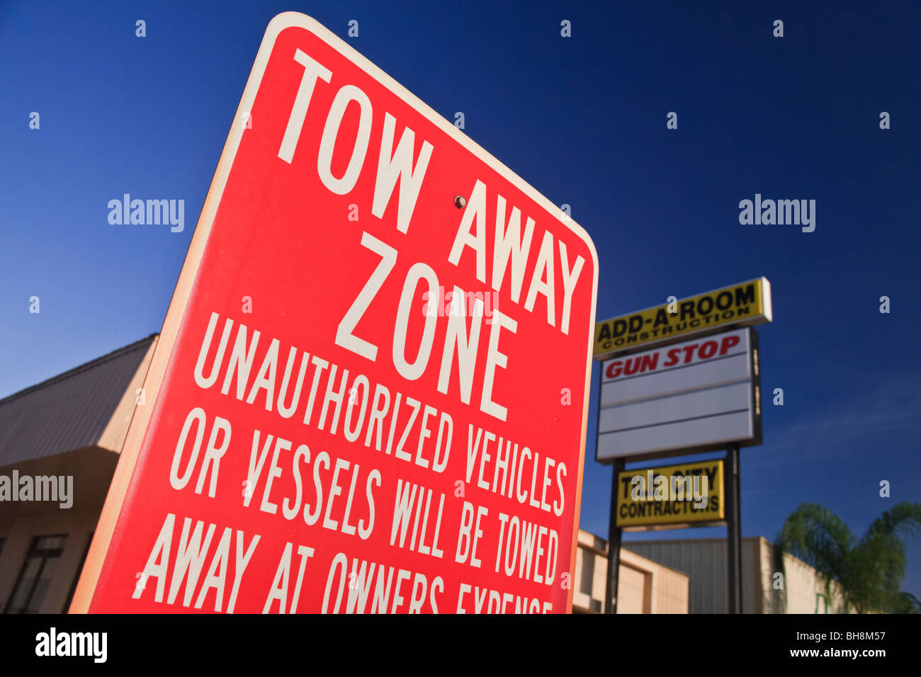 Tow away zone sign hi-res stock photography and images - Alamy
