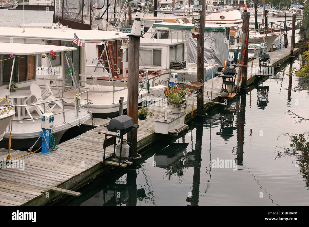 house boat slips Stock Photo Alamy