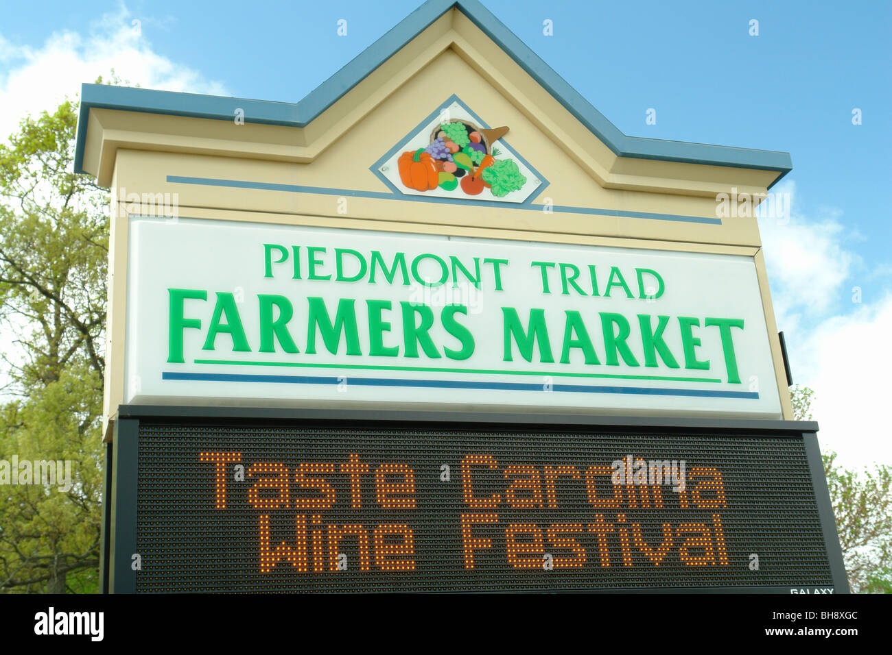 AJD64206, Greensboro, NC, North Carolina, Piedmont Triad Farmers Market, entrance sign Stock Photo