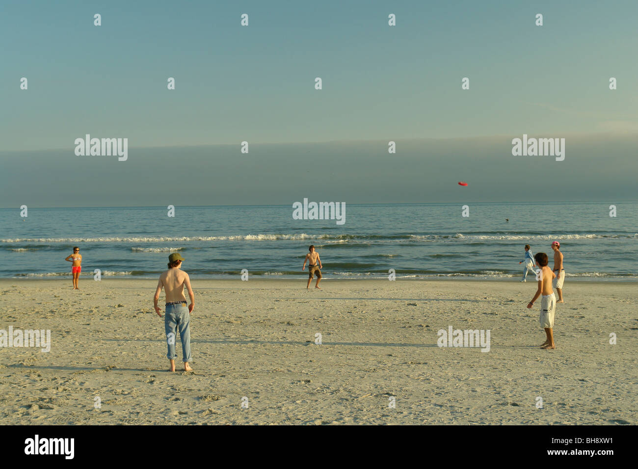 AJD64851, Hilton Head Island, SC, South Carolina, Atlantic Ocean, beach, kids playing frisbee Stock Photo