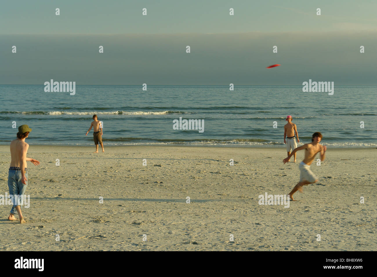 AJD64852, Hilton Head Island, SC, South Carolina, Atlantic Ocean, beach, kids playing frisbee Stock Photo