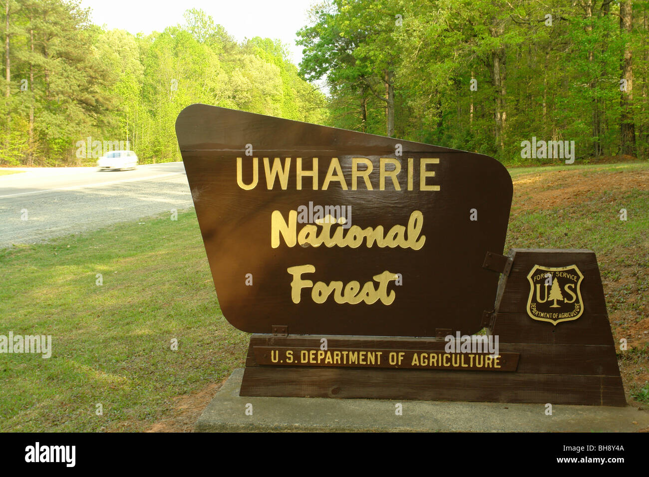 AJD64323, NC, North Carolina, Uwharrie National Forest, entrance sign Stock Photo