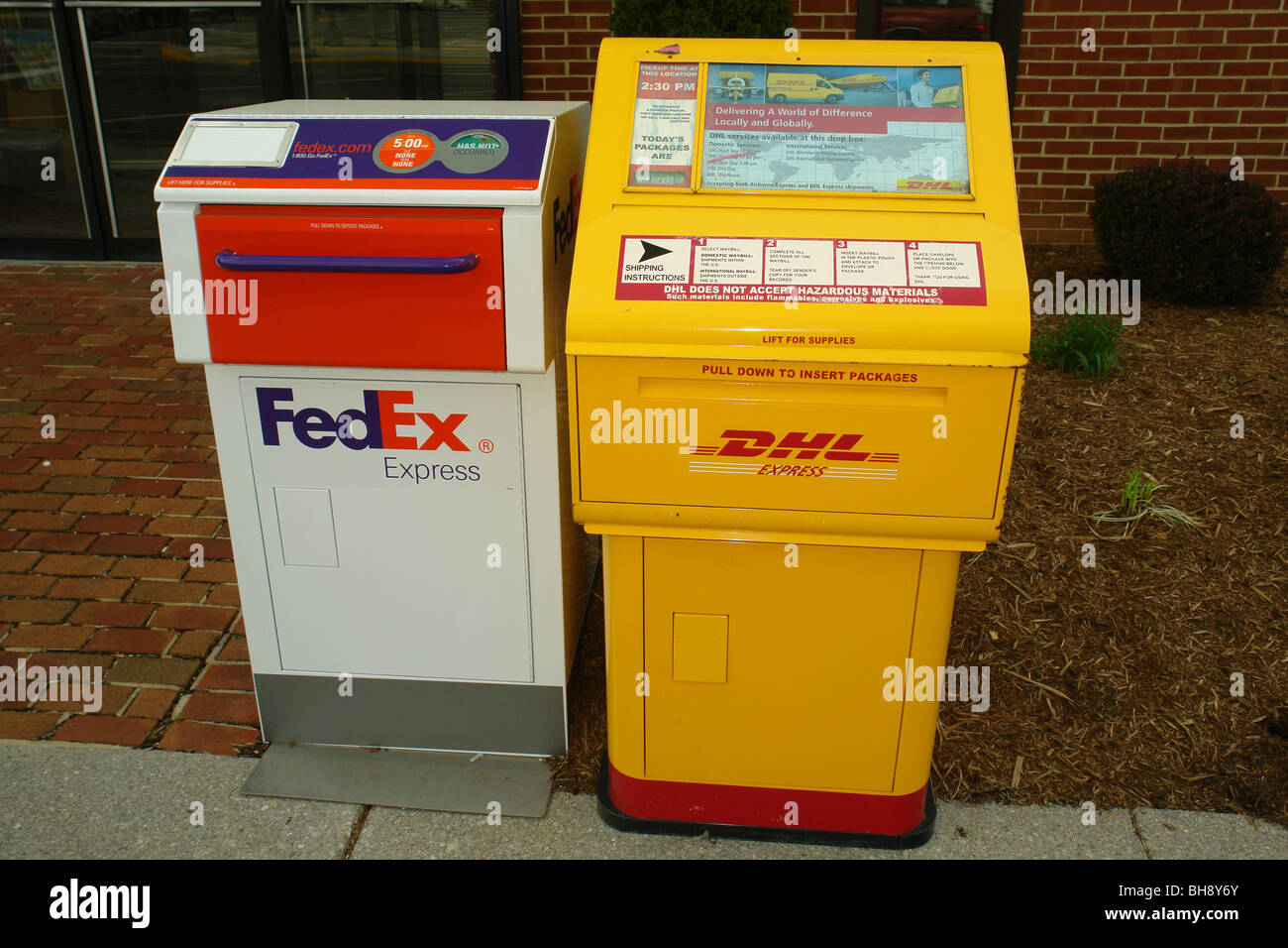 AJD64342, FedEx & DHL Express package drop boxes, VA, Virginia Stock Photo Alamy