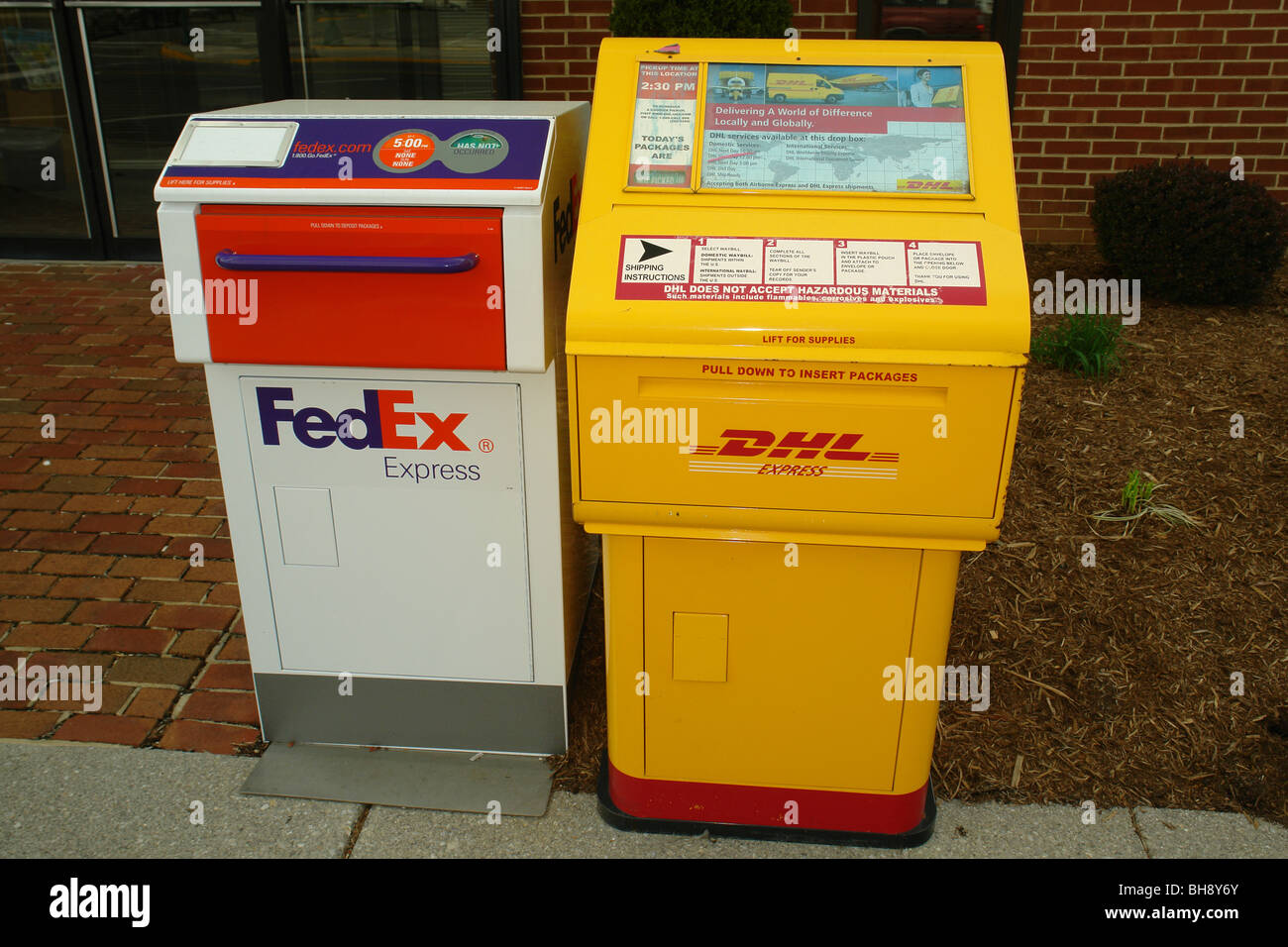 AJD64342, FedEx & DHL Express package drop boxes, VA, Virginia Stock Photo