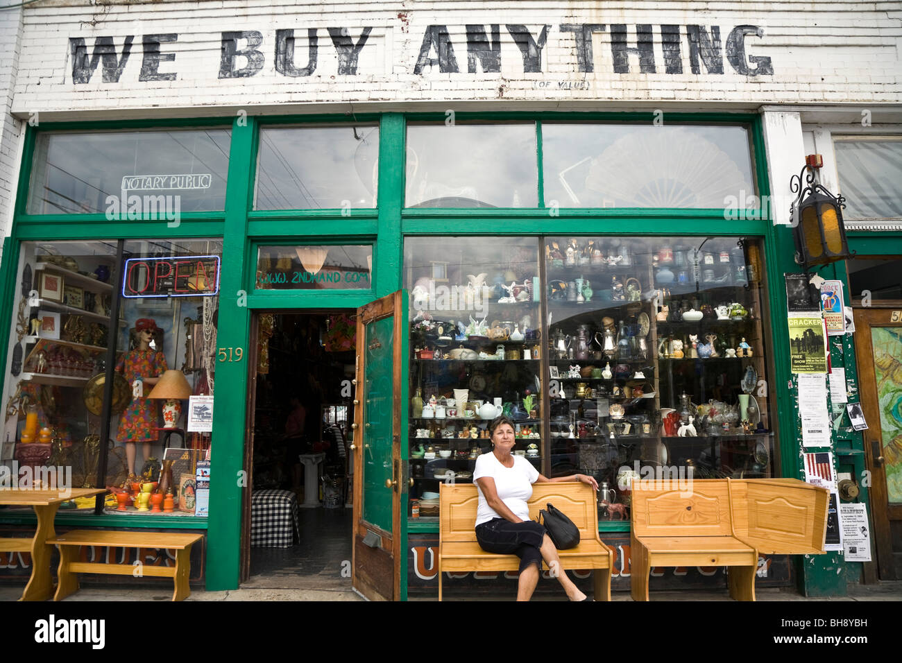 Pawn shop hi-res stock photography and images - Alamy