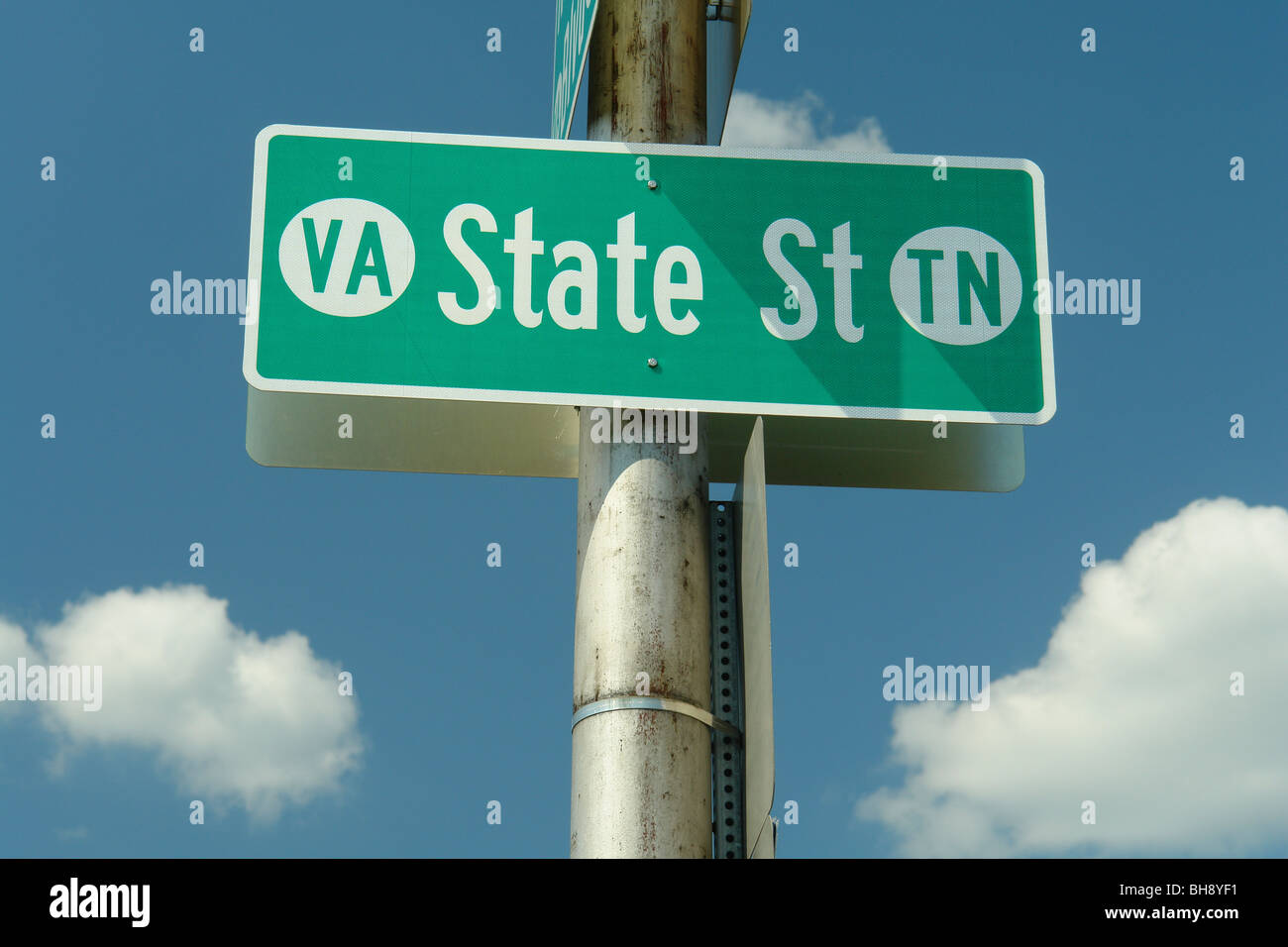 AJD64393, Bristol, VA, TN, Virginia, Tennessee, Downtown, Historic State Street, road sign Stock Photo