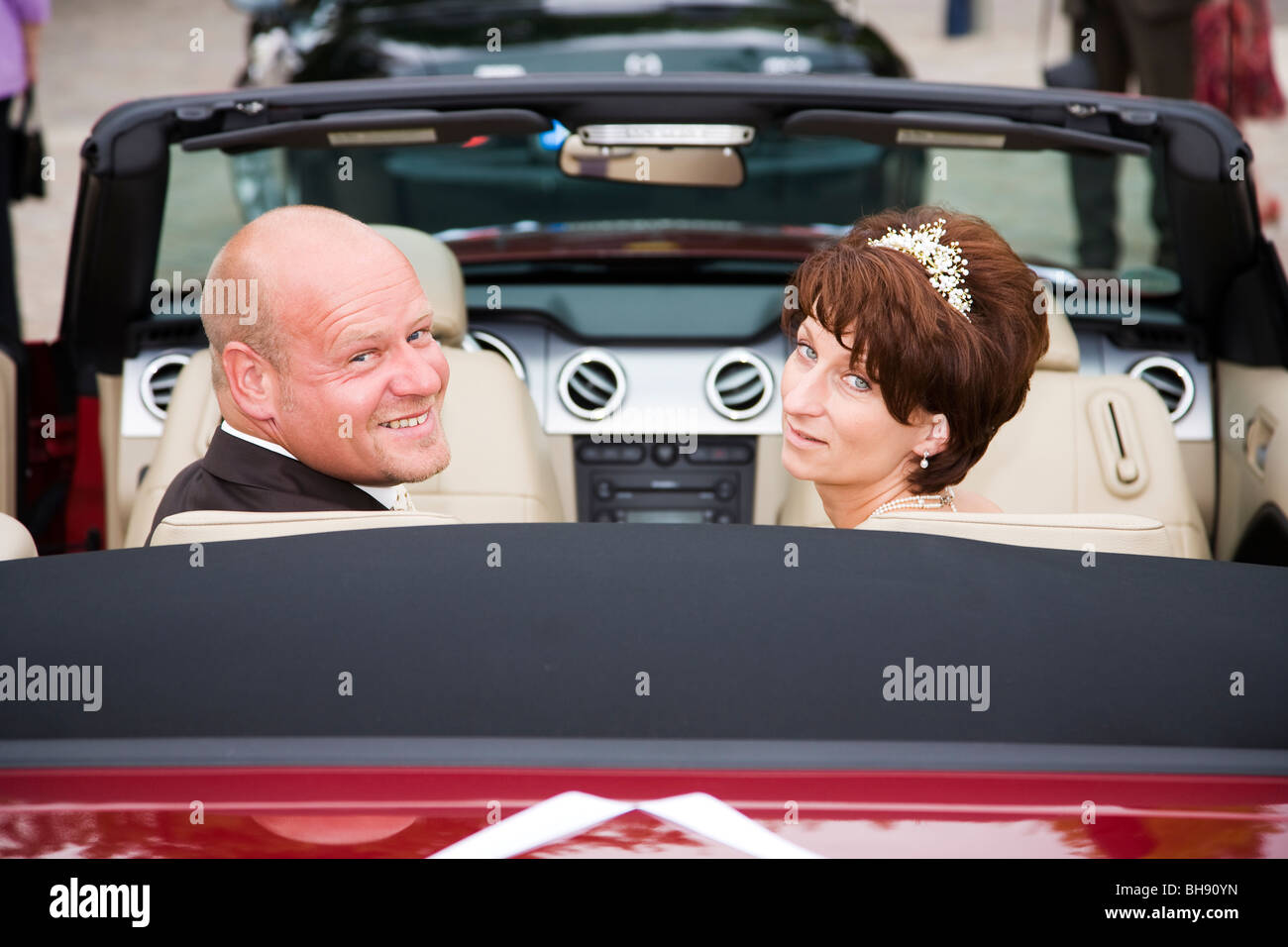 Bride and Groom in a car Stock Photo - Alamy