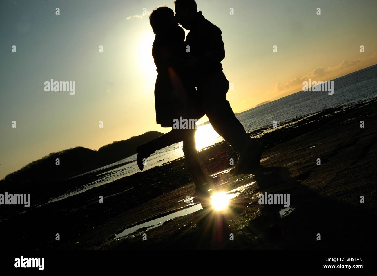 Silhouette of a couple kissing Stock Photo - Alamy