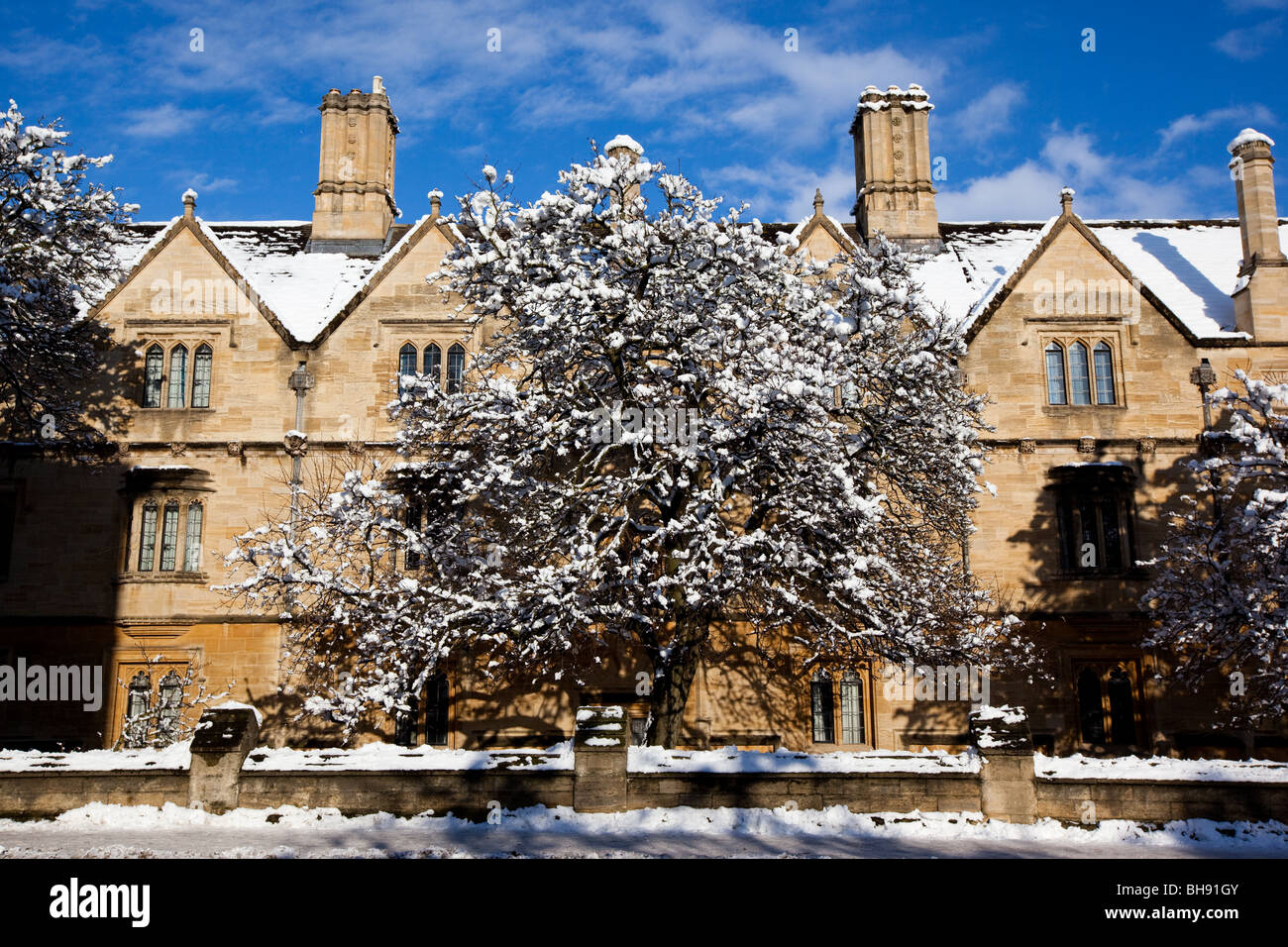 College covered in snow The University of Oxford Stock Photo