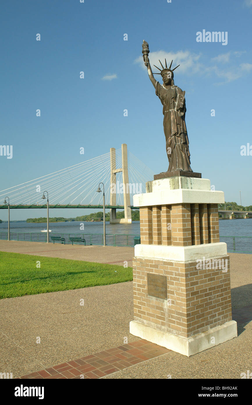 AJD65143, Burlington, IA, Iowa, Mississippi River, Statue of Liberty