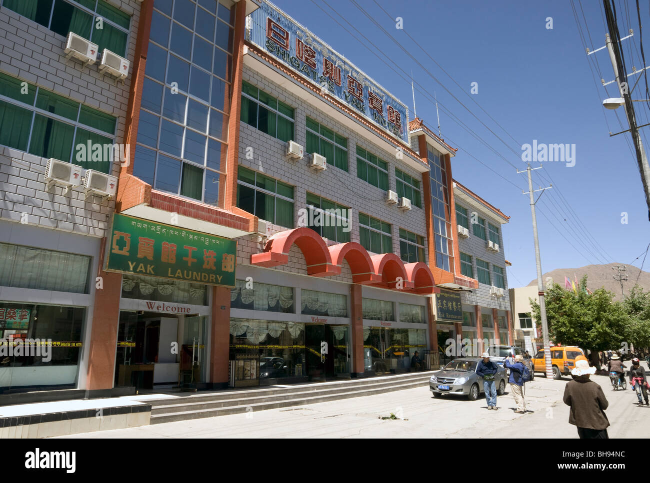 typical strret scene in the new chinese quarter of shigatse Stock Photo