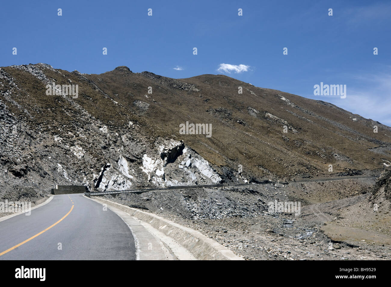 the chinese built friendship highway between the passes of tsuo la and jia tsuo la Stock Photo