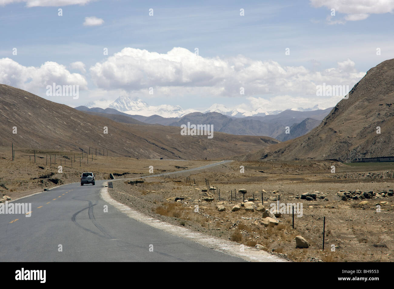 view of everest range taken from the friendship highway near to the jia tsuo la pass Stock Photo