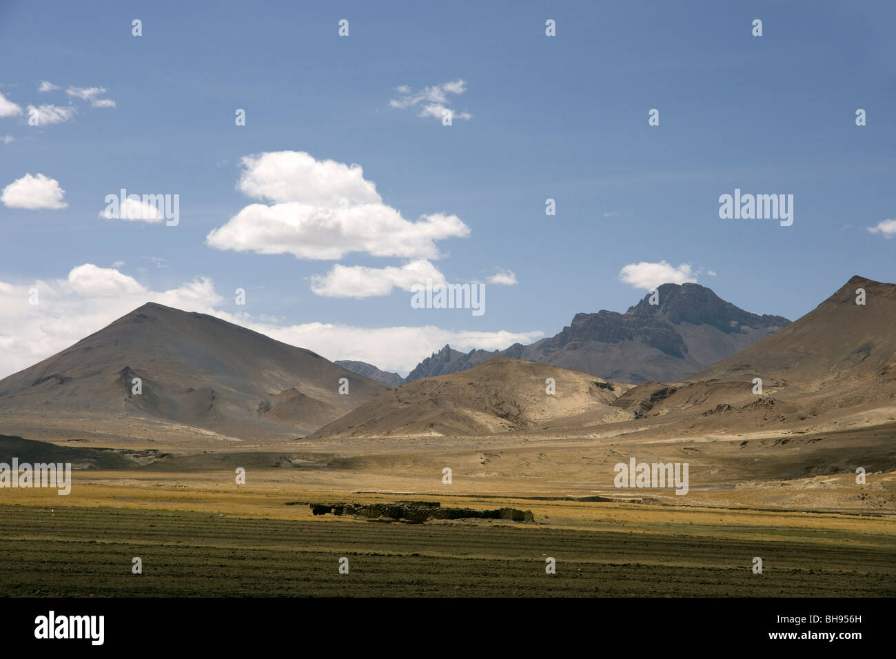 mountain landscape taken from the friendship highway tibet near to the turn off for everest Stock Photo