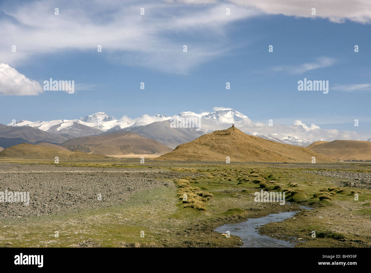 landscape of the tibetan range taken from near the tibetan village of tingre ot tingri Stock Photo