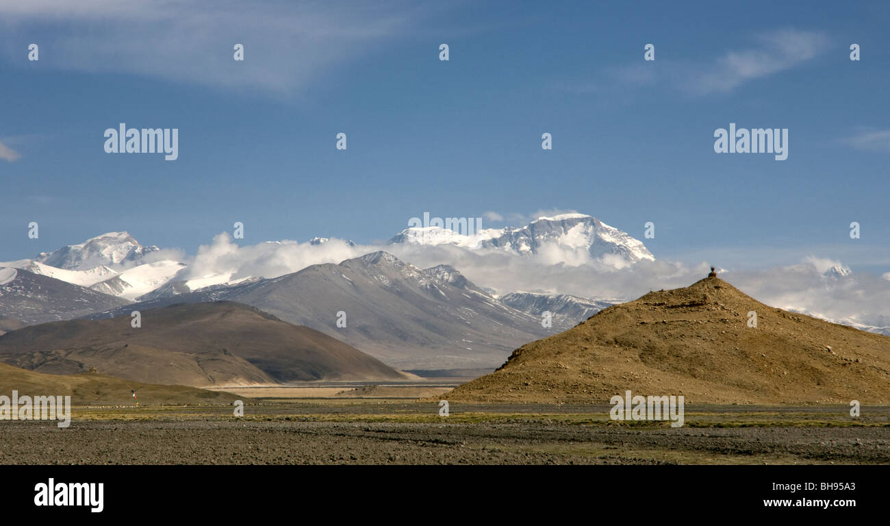 view of the everest range taken from near the tibetan village of tingri or tingre Stock Photo
