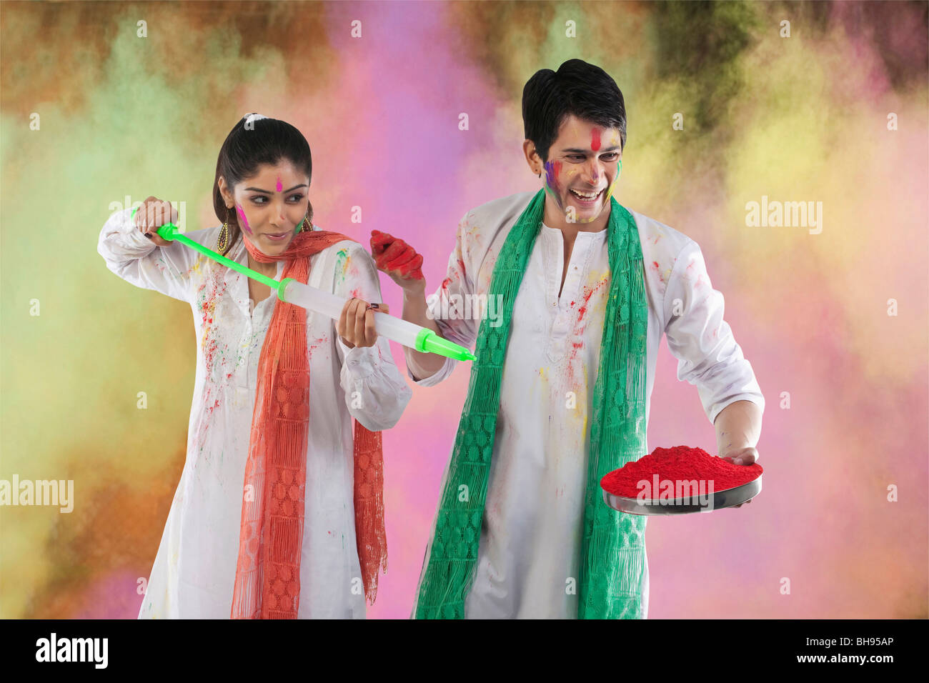 couple playing holi pic