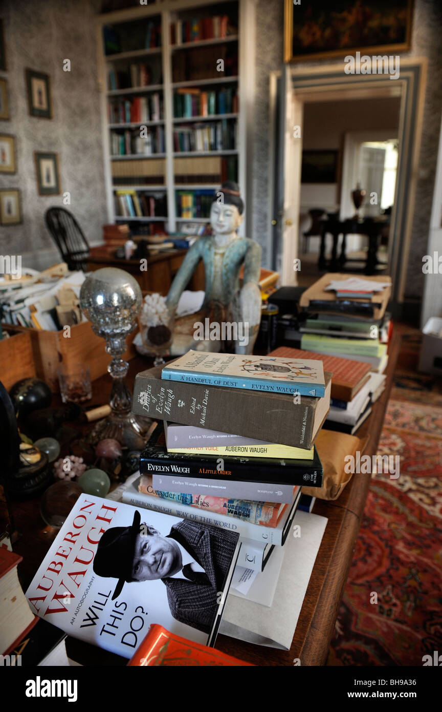 Books By Evelyn And Auberon Waugh In The Library Of Combe Florey Stock Photo Alamy
