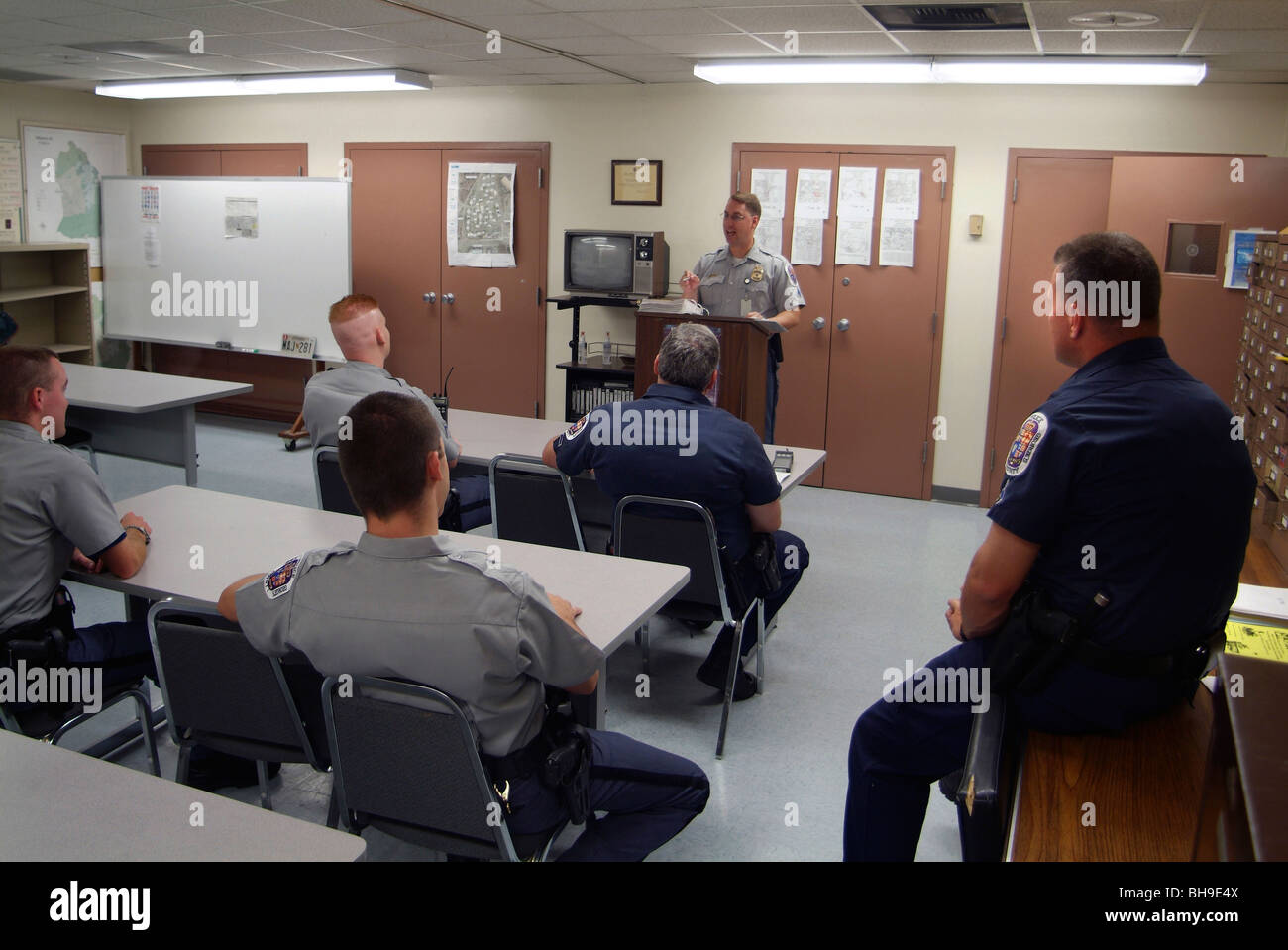 Police sergeant holding roll call at Bowie Station in Md Stock Photo