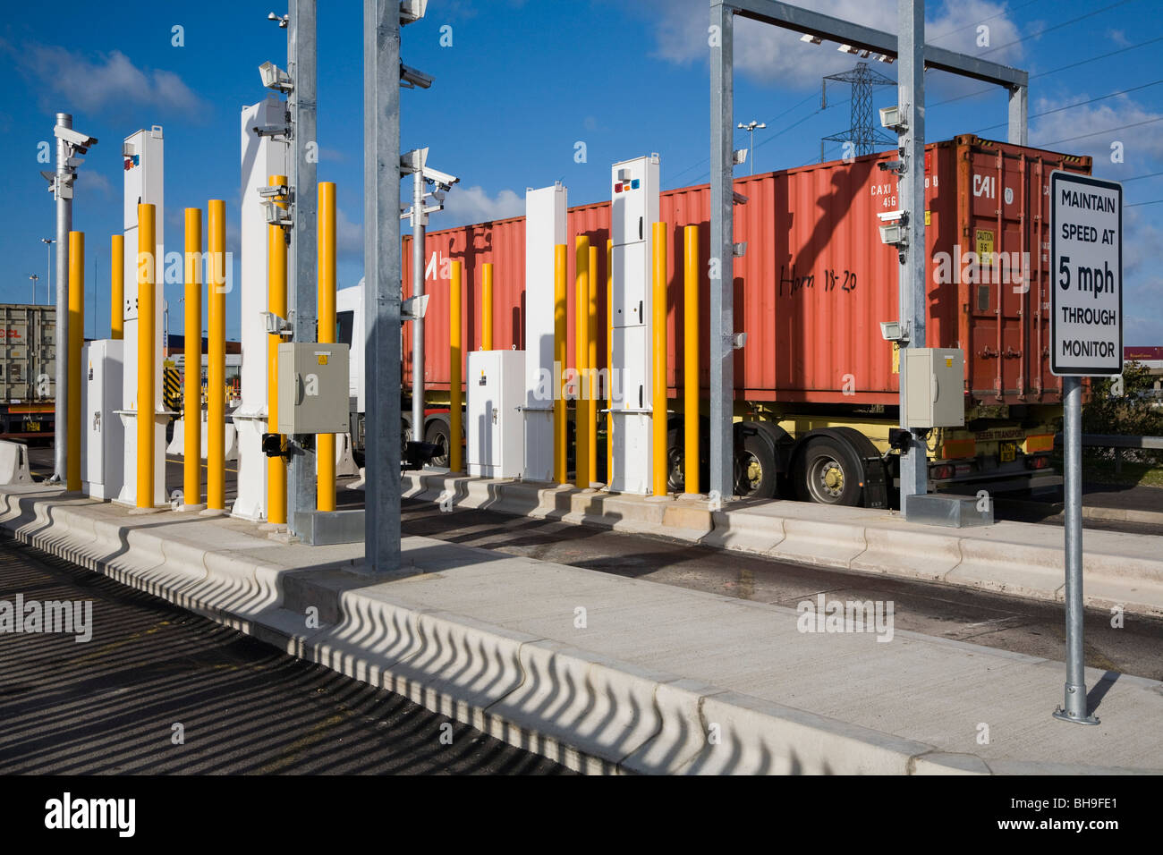 Container port security. This drive-through X-ray scanner at Southampton  Container Terminal Stock Photo - Alamy