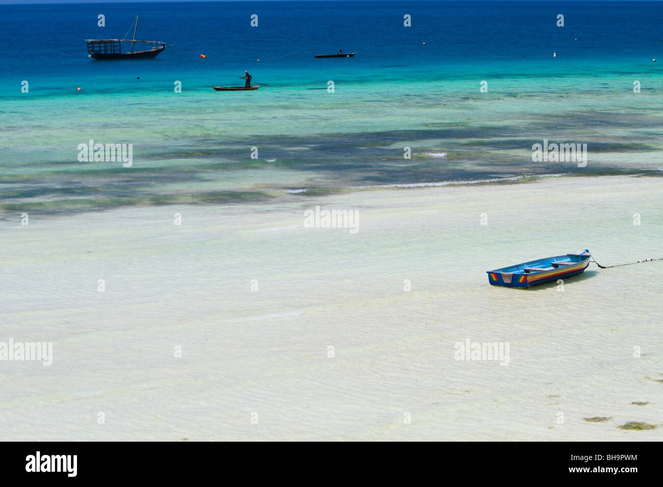 Tropical beach blue ocean water hi-res stock photography and images - Alamy