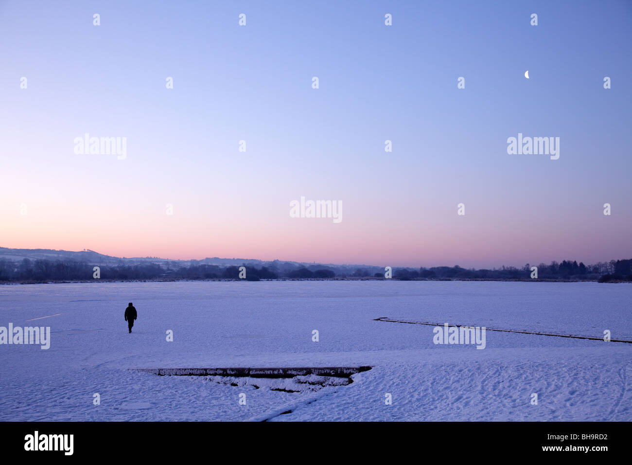 Frozen and snow covered Castle Semple Loch at sunrise, Clyde Muirshiel Regional Park, Lochwinnoch, Renfrewshire, Scotland, UK Stock Photo