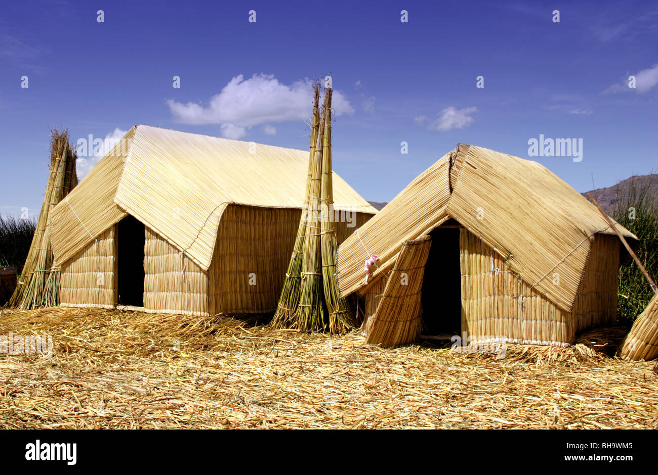 Reed Huts, Floating Uros Islands, Lake Titicaca, Peru Stock Photo - Alamy