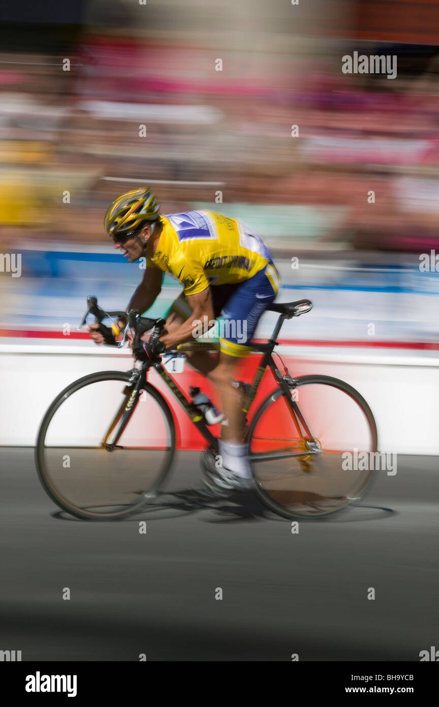 Lance Armstrong wearing the leader s yellow jersey in the final stage of the Tour de France Paris France Stock Photo Alamy