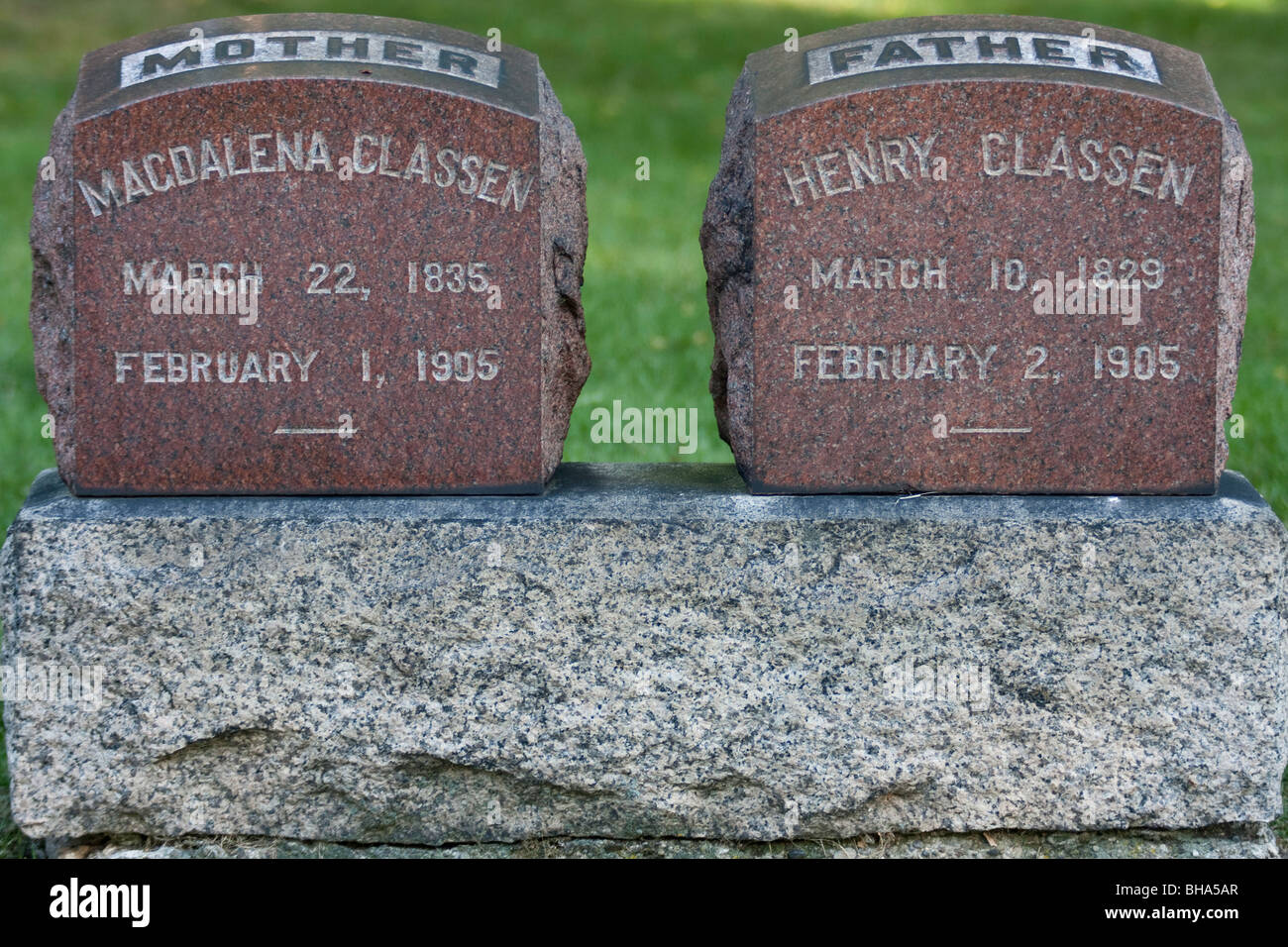 Gravestone of husband and wife, passed away one day apart. Graceland cemetery in Chicago, Illinois Stock Photo