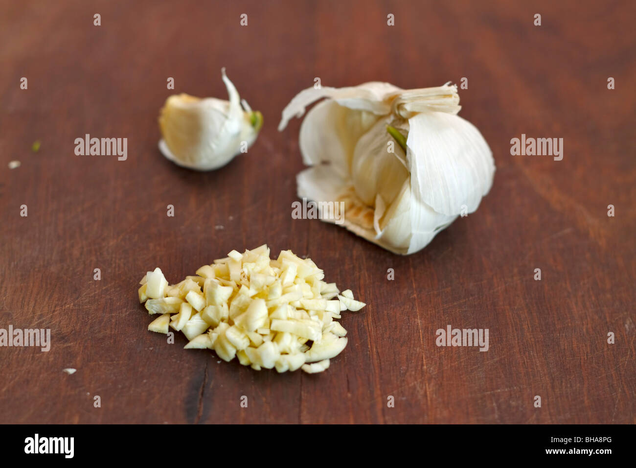 Garlic on a chopping board Stock Photo Alamy
