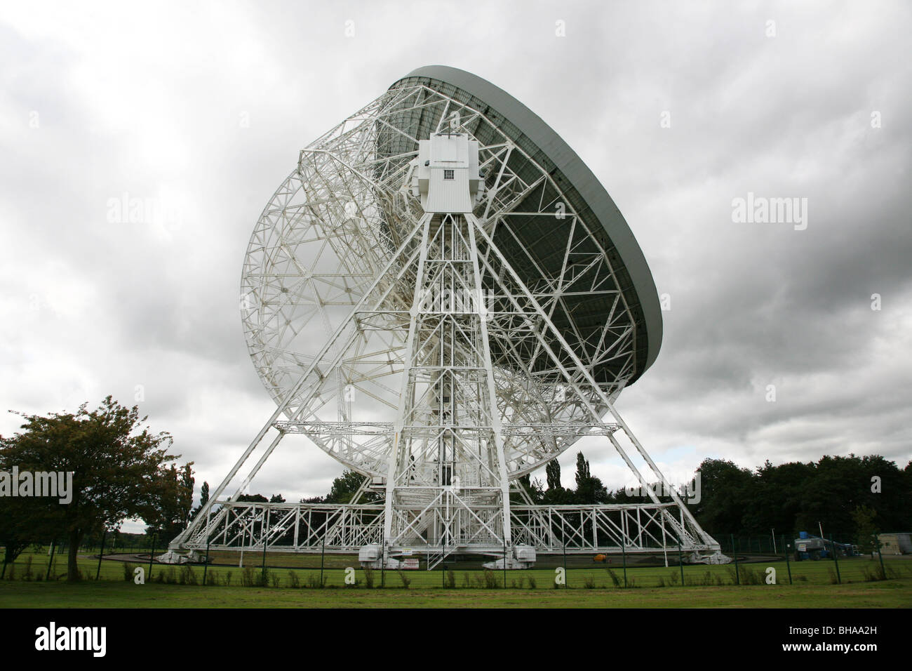 Jodrell Bank Radio telescope looking skywards, Cheshire, England, UK Stock Photo